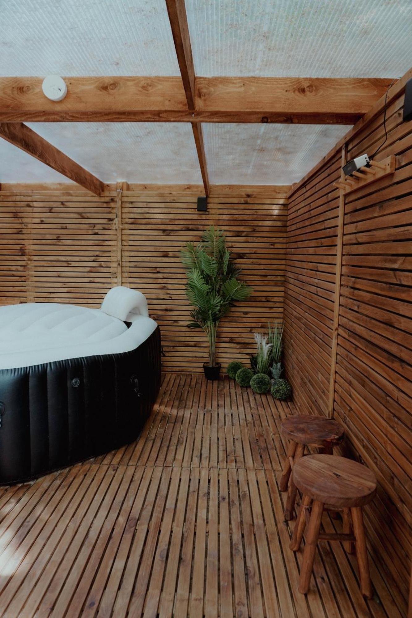 Le Chalet Tipi Avec Jacuzzi Et Jardin Troyes Eksteriør billede